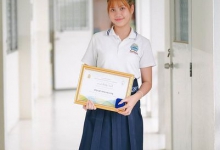 Miss Jirataya Thaimee (Nong Ying) G.11B on receiving a certificate and the Seeding Sema Kunathon Award of Year 2022 from the Ministry of Education and the Child and Youth Cultural Promotion Club.