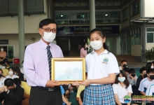 Miss Narudee Naraphiromsuk, G.6A student, an award for honoring the young seedlings of the Under the project "Panyamethavee, young people advancing to the international level," certificates, awards "Gold Medal," female royal singing competition.
