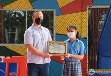 Miss Narudee Naraphiromsuk, a Grade 6 A student, on receiving a certificate from Council of Youth Organizations for Social Development, together with the Club to Promote Youth Potential for Internationalization of Thailand, the 1st "Phet Muang Nuea" award