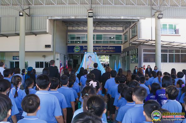 Ambassador Bilingual School (ABS) organized a ceremony to offer blessings on the occasion of Her Majesty Queen Sirikit, the Queen Mother’s birthday to honor and offer blessings.