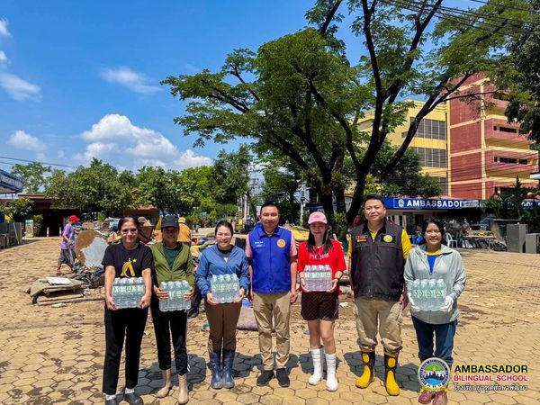 The school management, teachers, and staff would like to extend our heartfelt gratitude to Mr. Jakkrapan Thongarm, the District Chief of Hot District, for visiting and encouraging the management, teachers, and staff after the school experienced severe flooding.