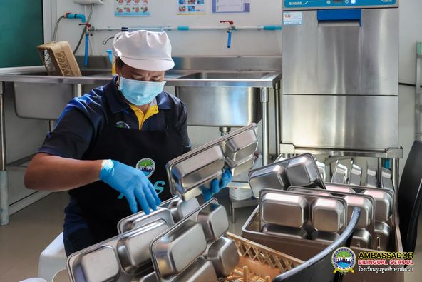 Ambassador Bilingual School Chiang Mai (ABS) is preparing to reopen in the nutrition department after experiencing flooding. All dining utensils, including plates, bowls, spoons, forks, and other eating equipment, have undergone a cleaning and disinfection process using ECOLAB machines, which are globally recognized for their cleaning standards and disinfectants.