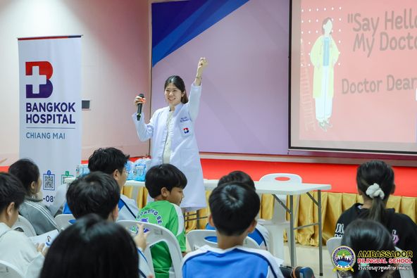 The Ambassador Bilingual School (ABS) Nursing Department recently organized a health education workshop for Grade 5 – Grade 6 students on the topic “Growing Up with Care: Building a Healthy Lifestyle.” Dr. Thanida Uaareejit, a pediatrician specializing in child nutrition from Bangkok Chiang Mai Hospital, and registered nurse Ms. Kesinee Udkam provided the students with valuable knowledge.