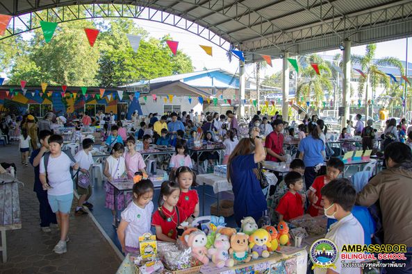 Loy Krathong activities for the year 2024 to carry on cultural traditions, drum performances, student performances along with organizing Lanna and FLEA MARKET activities.