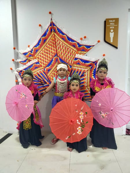 Congratulate to Miss Siradapa Upara (Lyga) G.2I Blue who received a certificate from MR.Heru Prasetya, the chairman of the “Festival Payung Indonesia 2024”