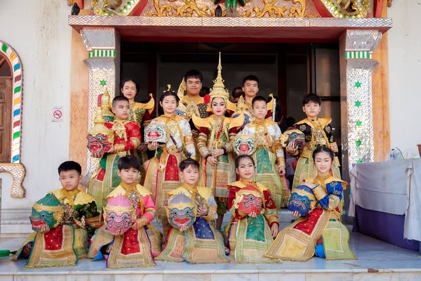 Congratulate to Miss Siladapa Upara (Lyga) G.2IB, received a certificate from Associate Professor Apichart Sintubua, Head of the Department of Anatomy, Faculty of Medicine, Chiang Mai University, as a charitable person who organized the performance of “Khon, Ramakien, Episode: Battle of Maiyarap”