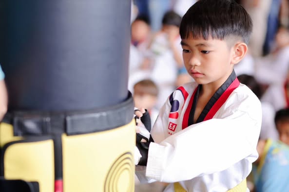 Congratulations to Mr.Thakrit Chaiboonrueng (Future), K.3 Inter-red, for participating in the STC Match Day Taekwondo Championship 2024 in the individual speed punching competition.