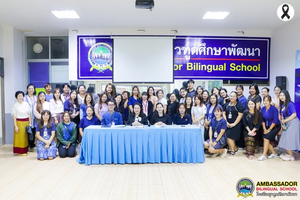 The school director and the administrative team convened an internal meeting with the teachers to enhance work efficiency and develop professional capacity.