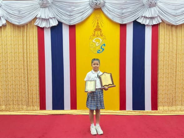 Miss Siladapa Upara was selected to receive the Outstanding Child Award of the National Council on Social Welfare and the Family Promoting Moral Values in Early Childhood Award.